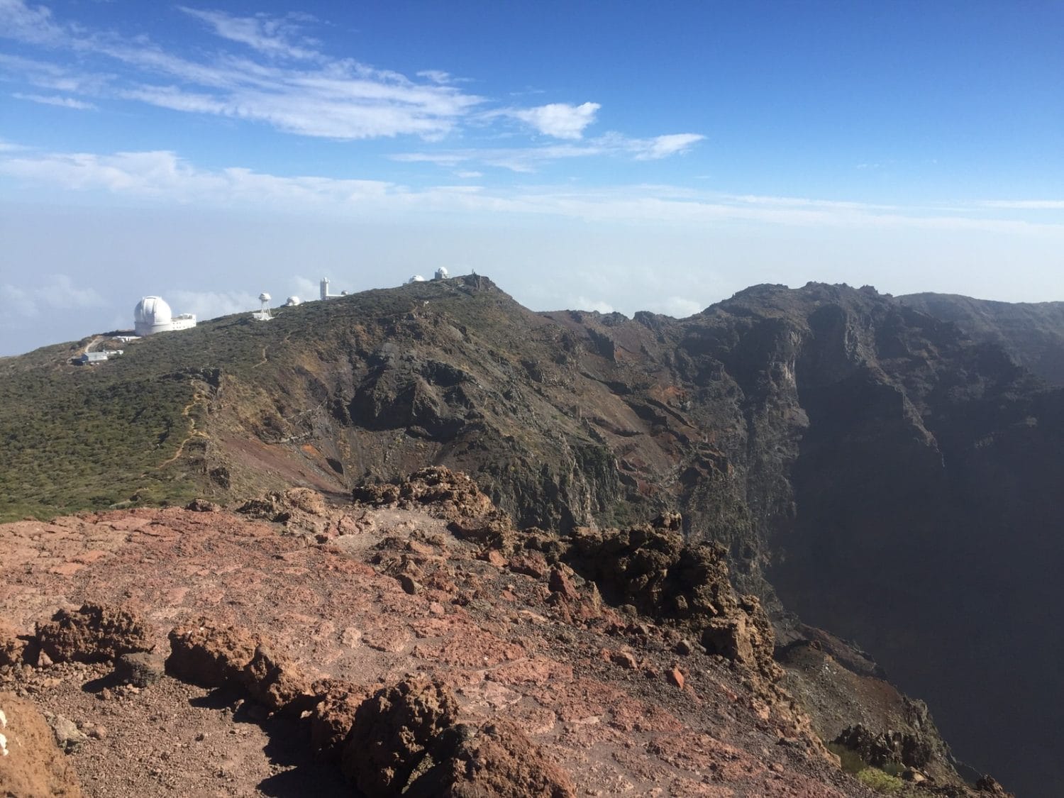 Vista nocturna estrellada desde una ladera de La Palma