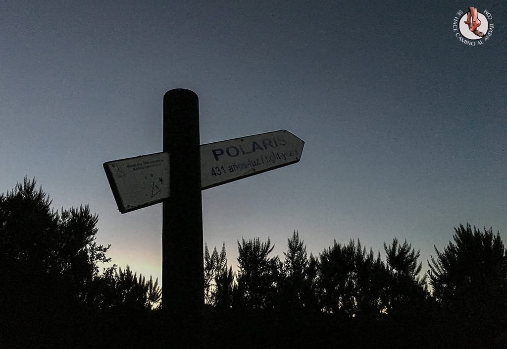 Mirador astronómico en La Palma con cielo estrellado nocturno